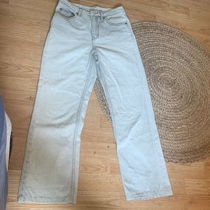 Off white jeans with one button and a zip